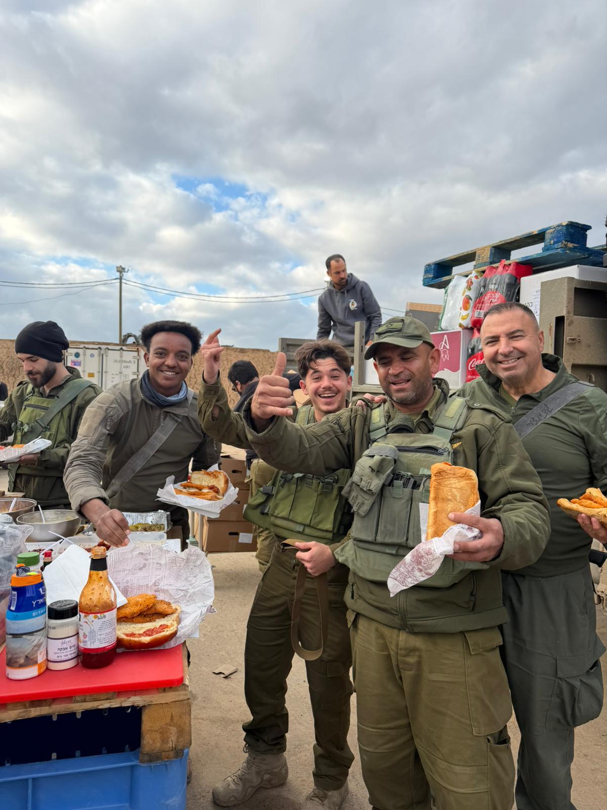 חיילים אוכלים שניצל בשטח
