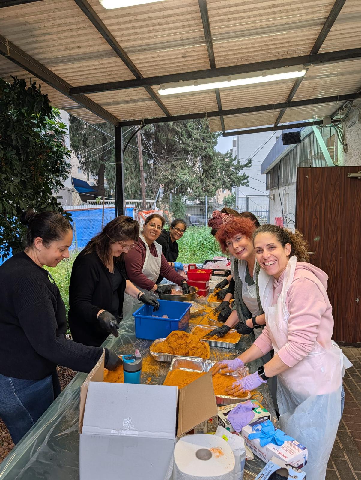 מתנדבות מכינות שניצלים
